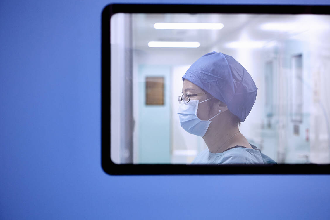 Ausländische Epidemiologen schätzen, dass sich bereits 1.700 Menschen mit dem neuen Erreger angesteckt haben könnten. / Foto: Getty Images/Philippe Roy
