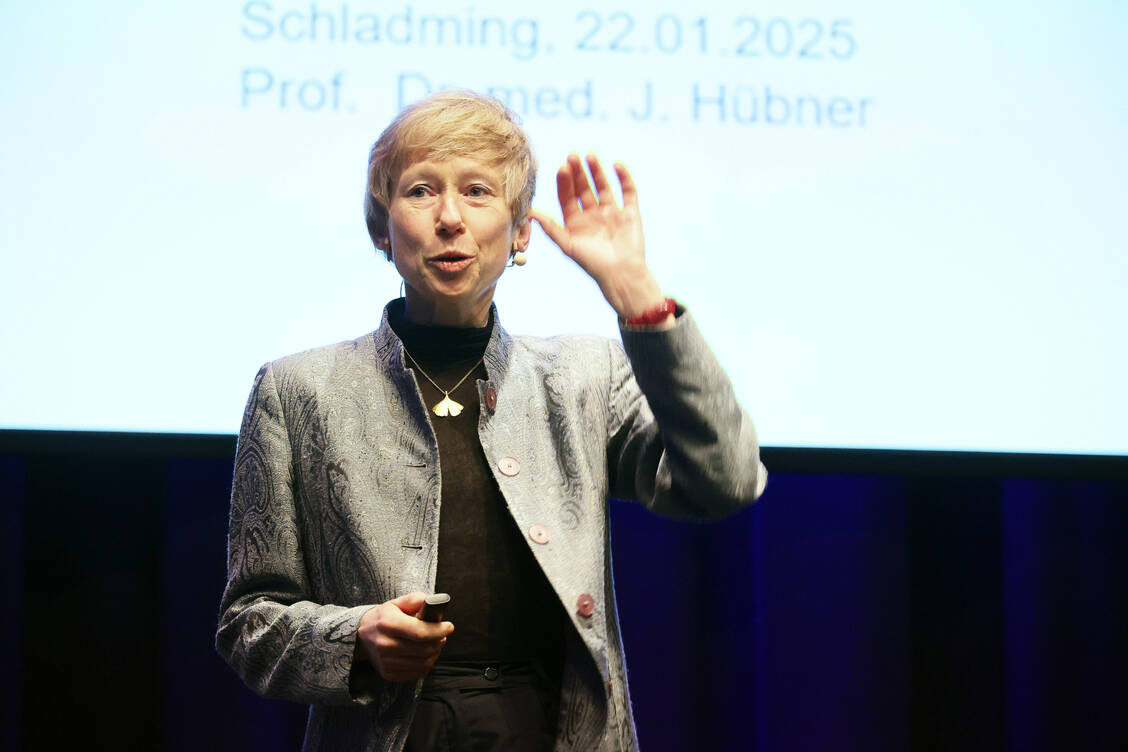 Dr. Jutta Hübner, Professorin für integrative Onkologie am Universitätsklinikum Jena, ordnete ein, für welche komplementärmedizinische Maßnahmen eine Wirkung bei Krebs belegt ist und wovon Krebspatienten besser die Finger lassen. / © PZ/Alois Müller