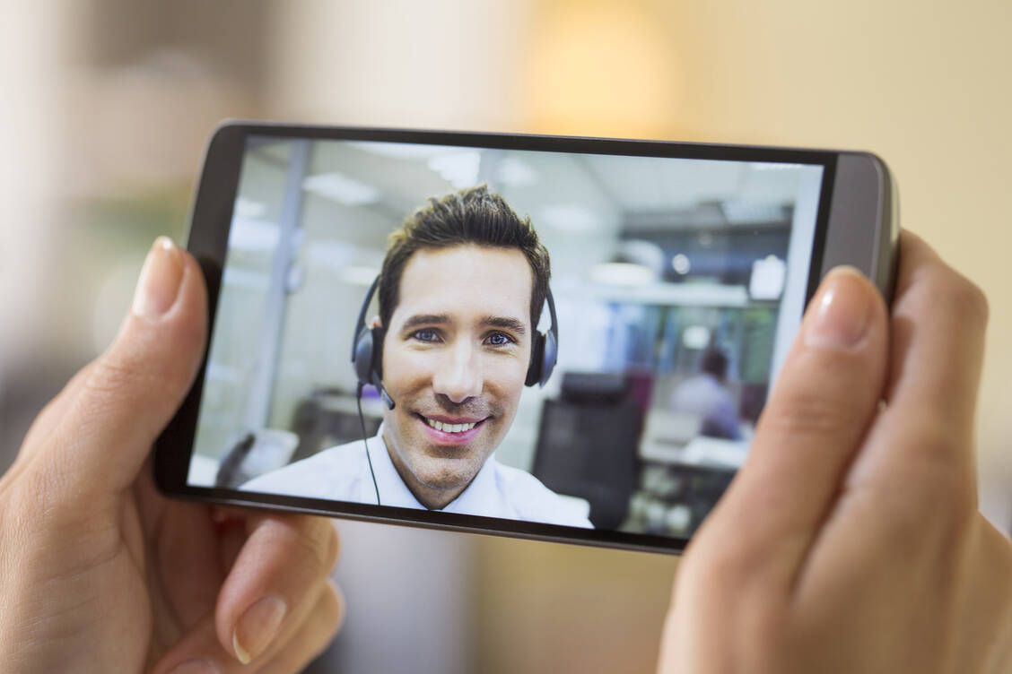 Lieber mal chatten, statt sich zutreffen. Junge Menschen sind zwar durch SARS-CoV-2 weniger gefährdet als Ältere, können aber durch ihr Verhalten dazu beitragen, die Verbreitung zu verlangsamen. / Foto: Adobe Stock/ldprod