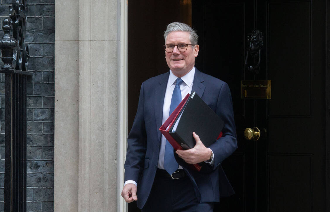 »Wenn wir das kappen, was heute geschieht, können wir das Geld dorthin stecken, wo es gebraucht wird, nämlich bei der Behandlung«, so der britische Regierungschef Starmer. / © Imago Images/Zuma Press Wire