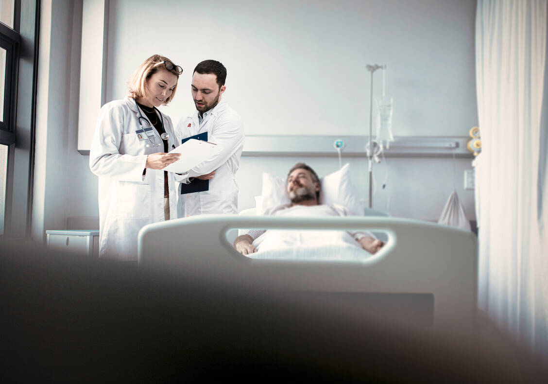 Krankenhausapotheker sind heutzutage intensiv in viele Bereiche eingebunden, nicht zuletzt in die Arzneimittelanamnese und Therapie des Patienten. / © Adobe Stock/Jacob Lund
