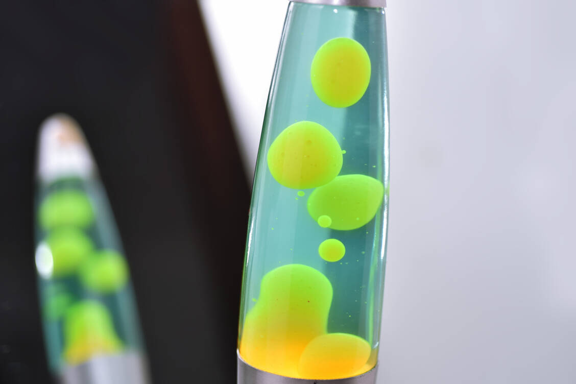 Natürliche Biomoleküle, aber auch synthetische Arzneistoffe verteilen sich in Zellen nicht gleichmäßig, sondern lagern sich zu sogenannten Kondensaten zusammen – ähnlich wie die verschiedenen Komponenten einer Lavalampe. / Foto: Adobe Stock/sapsan777