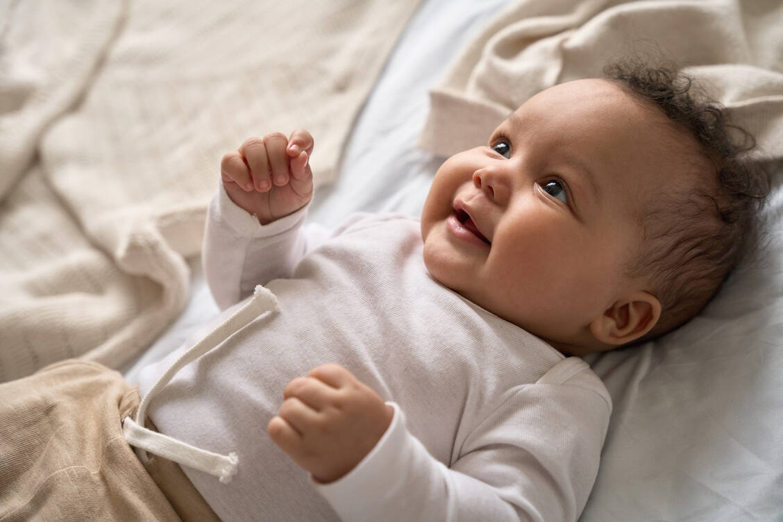 Kaum geboren, schon Sozialgespür: Noch bevor sie lächeln, sprechen oder sitzen, beobachten Babys die Welt und ziehen erstaunliche Schlüsse. / © Adobe Stock/insta_photos