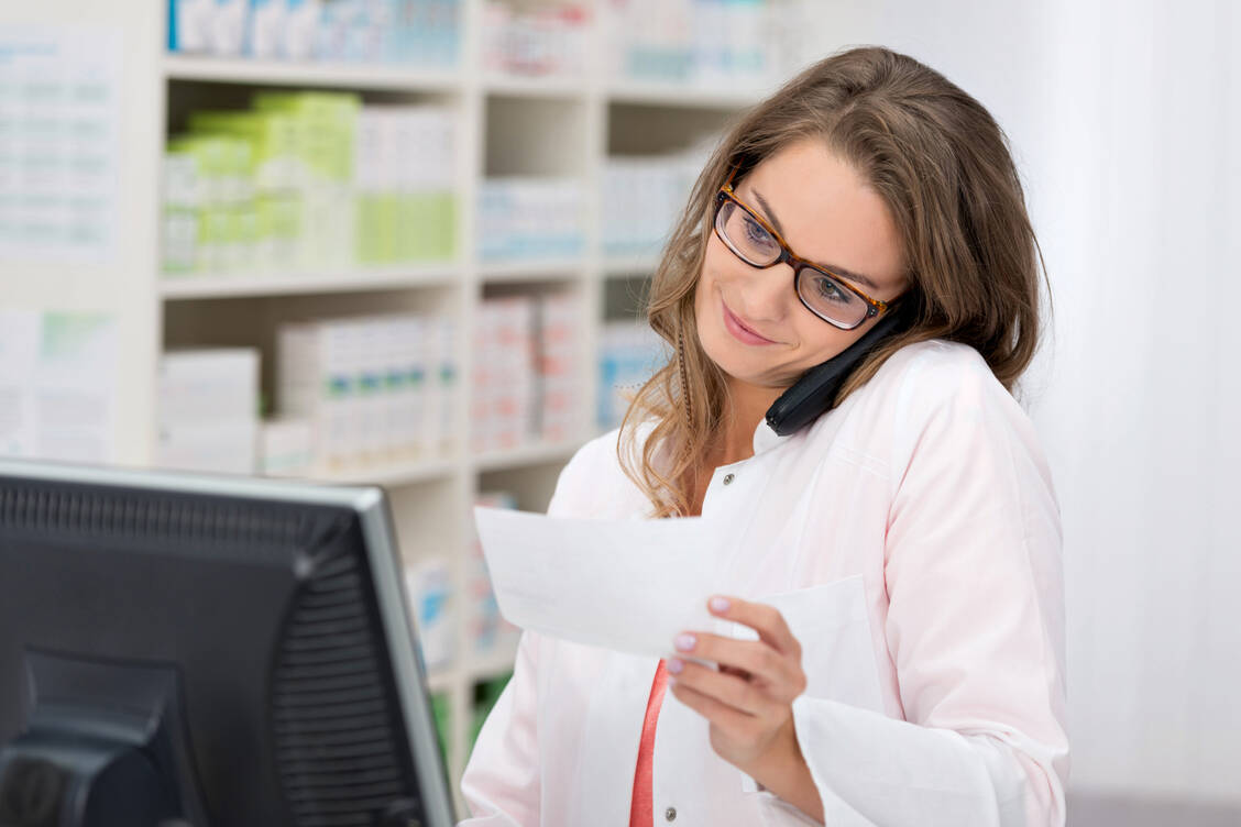 Apotheker müssen gegebenenfalls Rücksprache mit dem verschreibenden Arzt halten, wenn Angaben auf dem Rezept fehlen. Eine neue Regelung soll hier Erleichterung bringen / Foto: Shutterstock/racom