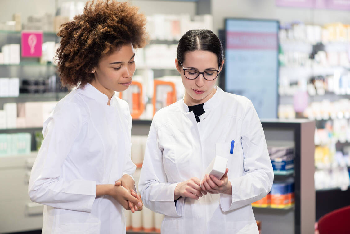 Künftig dürfen zwei Apothekerinnen oder Apotheker gemeinsam eine Filiale leiten.  / © Imago images / Panthermedia