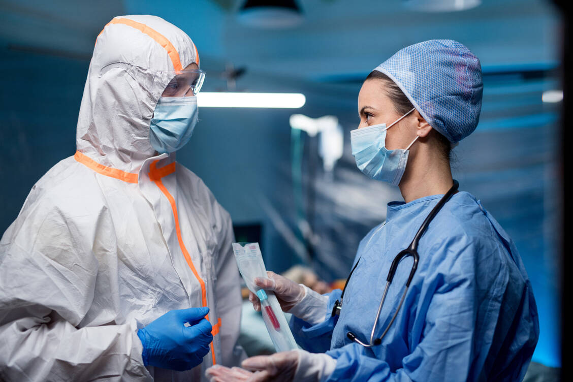 Die Labore sind zu 100 Prozent ausgelastet, teilte der Verband der Akkreditierten Labore in der Medizin am Dienstag mit. Daraufhin nahm das RKI eine Anpassung der Teststrategie vor. / Foto: Adobe Stock/Halfpoint