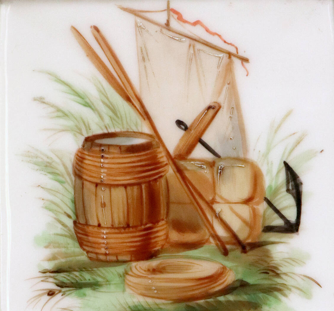 Abbildung 2: Detail des Porzellansockels der Standwaage mit Symbolen für den Überseehandel / © DAM