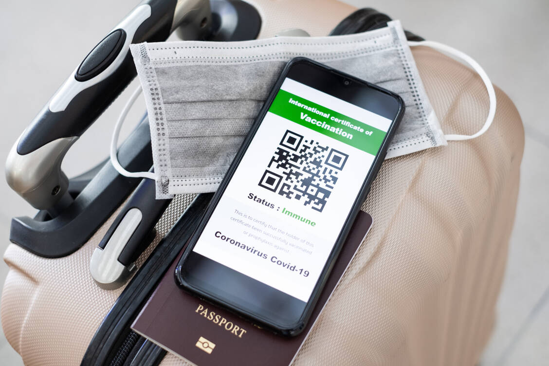 Bekommen geimpfte Menschen künftig etwa bei Flugreisen mehr Privilegien? Das BMG hatte sich in der Debatte zurückgehalten. Doch der neue digitale Impfnachweis soll es Dienstleistern ermöglichen, den Impfstatus einer Person per App zu überprüfen. / Foto: Adobe Stock/Nattakorn