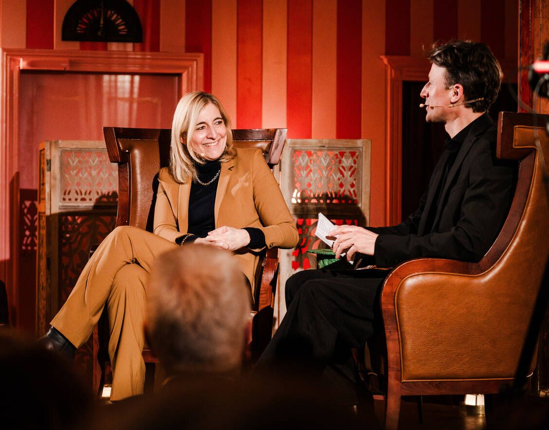 Bundesgesundheitsministerin Nina Warken (CDU) sprach mit PZ-Chefredakteur Alexander Müller über aktuelle Reformpläne – und plauderte zudem aus dem privaten Nähkästchen. Es war die Premiere des neuen, multimedialen PZ-Formats »Alex’ Doppelte Dosis«. / © Sandra Schneider, Spreekind-Fotografie