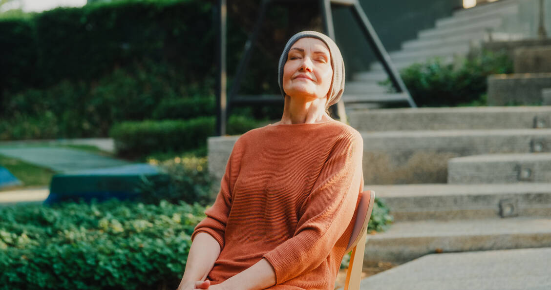 Vitamin D bildet die Haut bei Sonneneinstrahlung. Für eine ausreichende Versorgung reicht das jedoch oft nicht aus. / © Getty Images/MTStock Studio