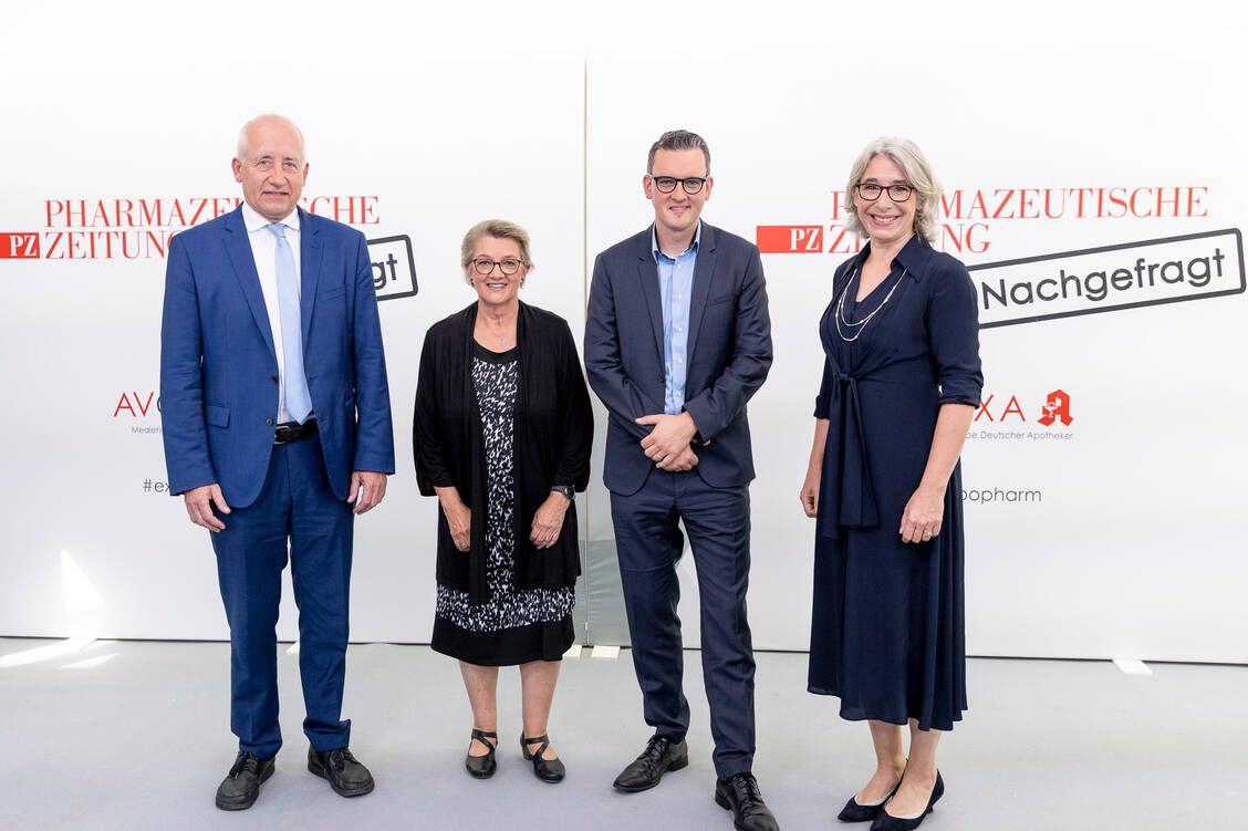Debattierten über Apothekenthemen kurz vor der Wahl: Wieland Schinnenburg (FDP), Kordula Schulz-Asche (Grüne), PZ-Chefredakteur Benjamin Rohrer und ABDA-Präsidentin Gabriele Regina Overwiening (von links). Die anderen Politikerinnen und Politiker waren der Debatte zugeschaltet. / Foto: Philipp Külker