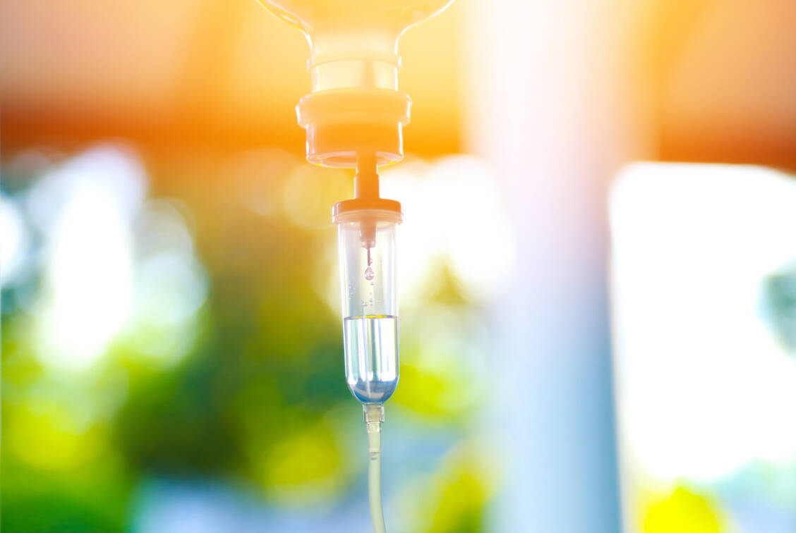 Bei einer CAR-T-Zelltherapie bekommt ein Patient die eignen T-Zellen, mit einem chimären Antigenrezeptor (CAR) ausgestattet, infundiert.  / Foto: Adobe Stock/Trsakaoe