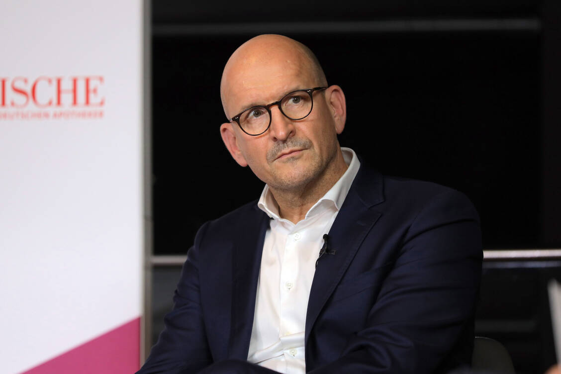 Peter Menk, ehemaliger Chef der Apotheken-Initiative Pro AvO, steigt nun als Gesellschafter bei Apocourier ein und will in den Lieferdienst investieren. / Foto: PZ/Philipp Külker
