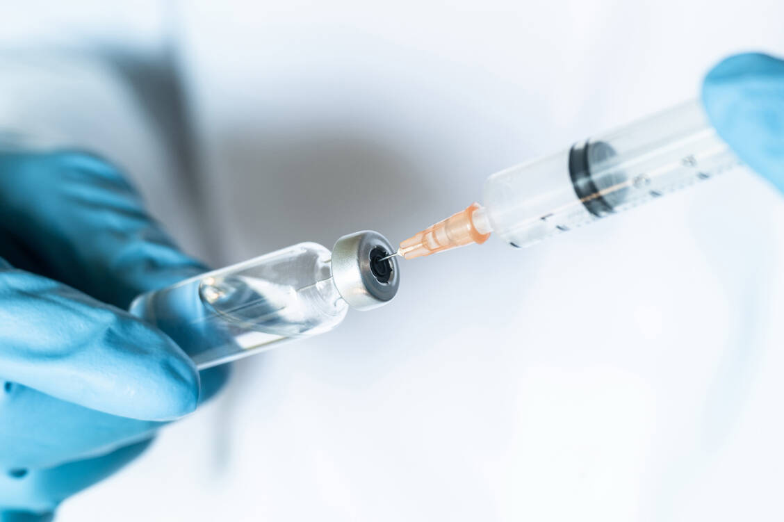 Der Impfstoff »Comirnaty® Original/Omicron BA.4-5« steht laut Hersteller Biontech zur Auslieferung bereit und kann in den Impfkampagnen im Herbst eingesetzt werden. / Foto: Adobe Stock/PhotobyTawat