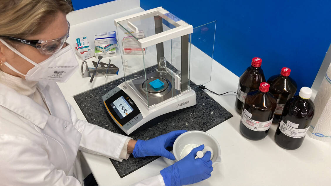 Das DAC/NRF-Team hat beobachtet, dass die Tablettenhilfsstoffe Einfluss auf die Aufschüttelbarkeit der Suspensionen haben, wenn Antibiotika-Säfte für Kinder aus Tabletten hergestellt werden. / Foto: DAC/NRF
