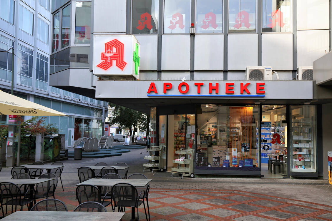 Die Apothekerkammern Nordrhein und Westfalen-Lippe beauftragten das Institut für Handelsforschung (IFH) Köln, die Entwicklung der Vor-Ort-Apotheken in Nordrhein-Westfalen zu untersuchen.  / Foto: Getty Images/ tupungato