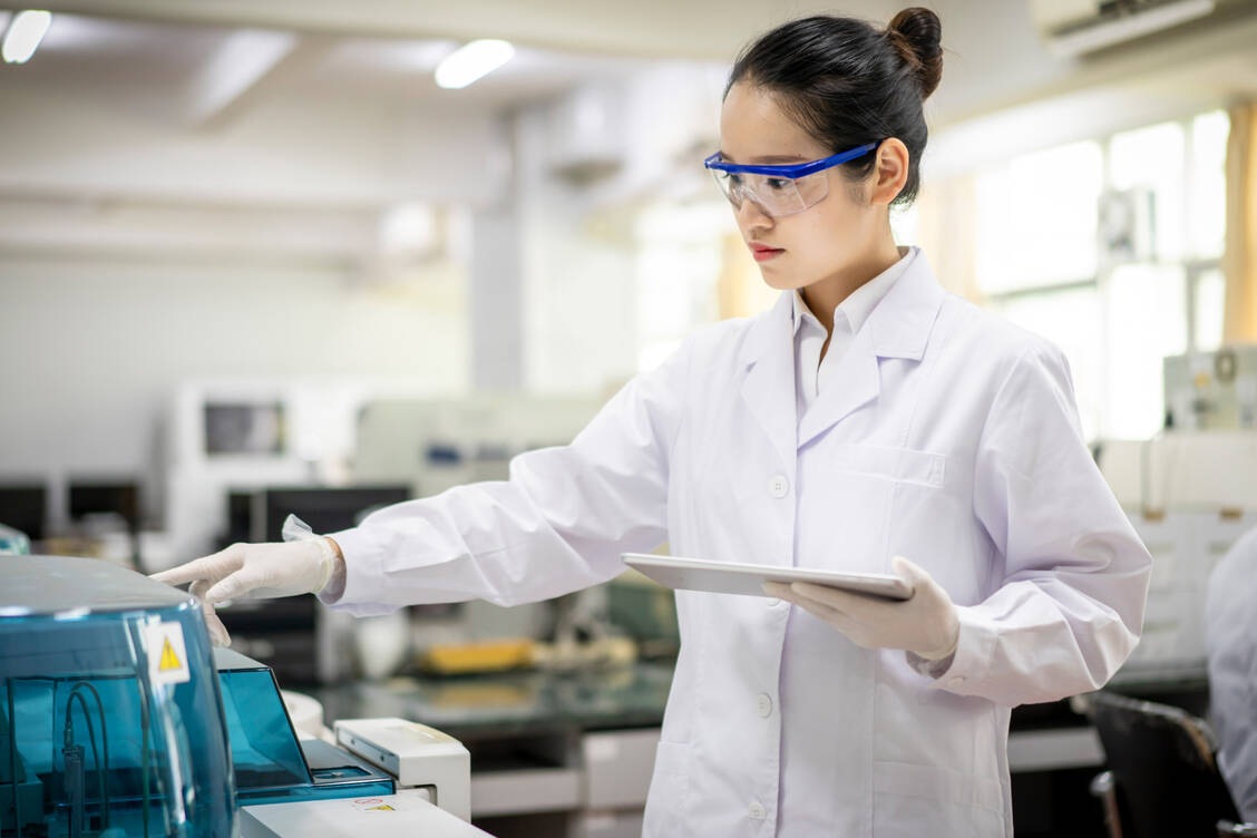 Mit Hightech-Analytik Fälschungen auf die Spur kommen: Das ist das Ziel der Analytiker bei den europäischen offiziellen Kontrolllaboren (OMCL). / Foto: Getty Images/Longhua Liao