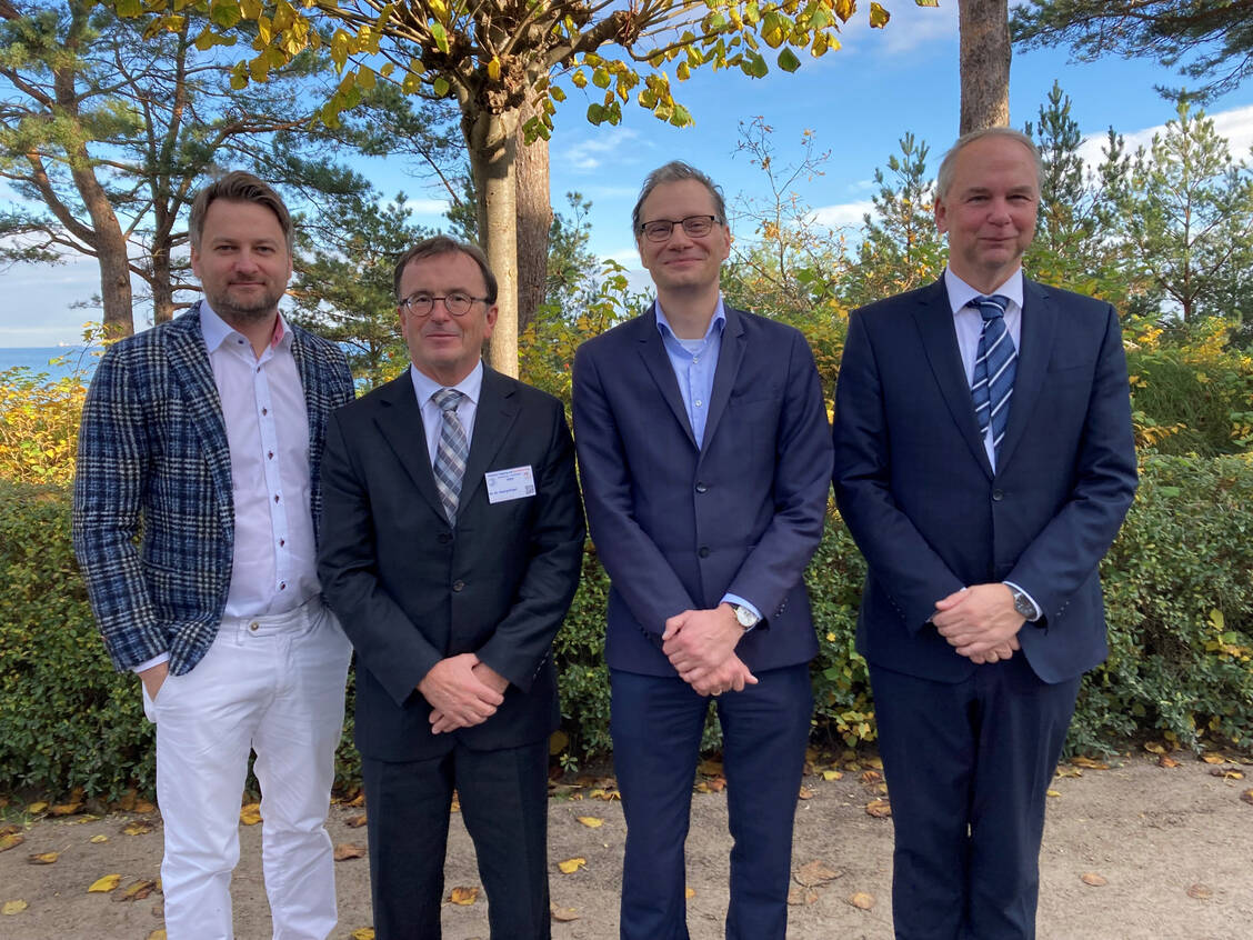 Lieferten Analysen und Impulse (von links): Professor David Matusiewicz (FOM Hochschule), Kammerpräsident Georg Engel, Holger Schäfer vom Institut der deutschen Wirtschaft Köln und Professor Steffen Fleßa von der Universität Greifswald. / Foto: PZ/Anne Orth