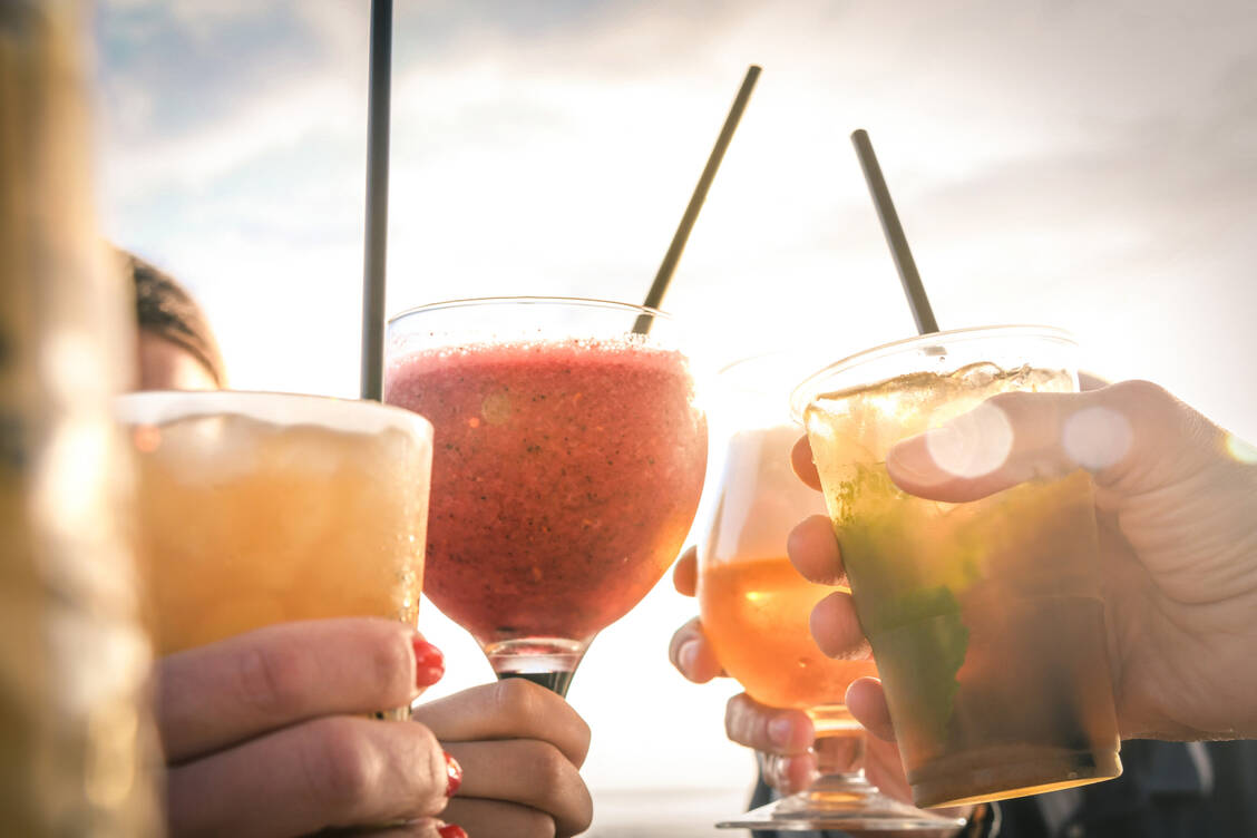 Im weltweiten Durchschnitt trinkt jeder Mensch 5,5 Liter Reinalkohol pro Jahr. Die Menschen in Deutschland konsumieren durchschnittlich jedoch mehr als das Doppelte. / Foto: Getty Images/Fabio Principe