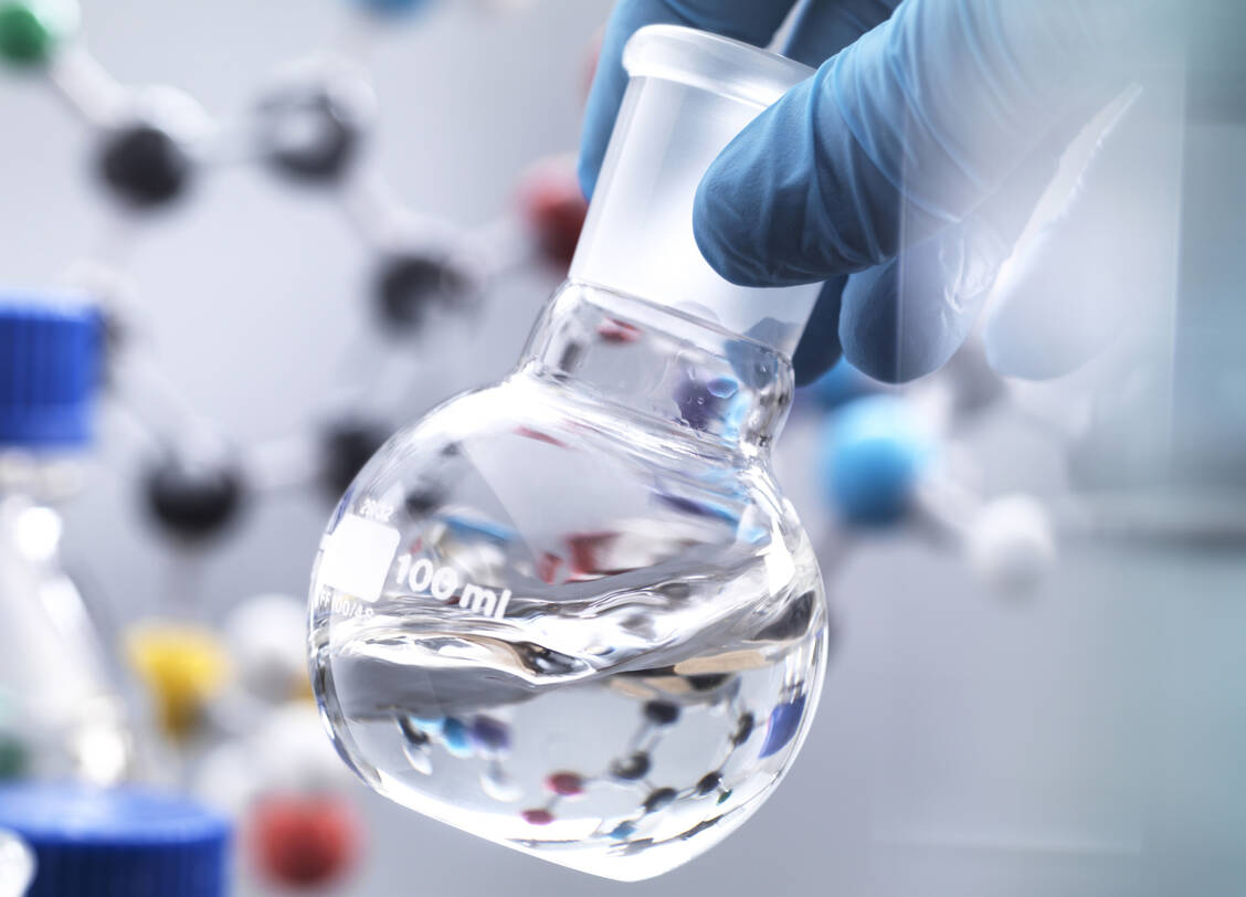 Schon bei der Wirkstoffsuche an die Umweltverträglichkeit denken: Das verlangt das Konzept der »Green Chemistry«. / Foto: Getty Images/Andrew Brookes