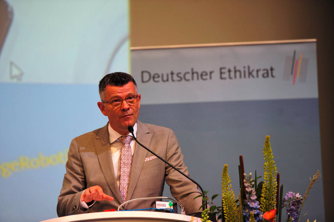Peter Dabrock, der Vorsitzende des Deutschen Ethikrats, hat deutlich gemacht, wie wichtig es nun ist, nach rein medizinischen Kriterien der Fachgesellschaften Entscheidungen zu treffen – auch über lebenserhaltende Maßnahmen wie die Beatmung.  / Foto: Archiv/Imago/Klaus Martin Höfer