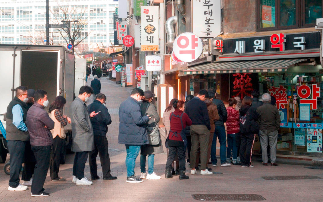 Menschen warten in der südkoreanischen Hauptstadt Seoul außerhalb einer Apotheke, um Schutzmasken zu kaufen. Ein einzuhaltender Mindestabstand ist nicht erkennbar – oder er beträgt nur wenige Zentimeter. / Foto: Alamy Stock Photo/ Aflo Co. Ltd.