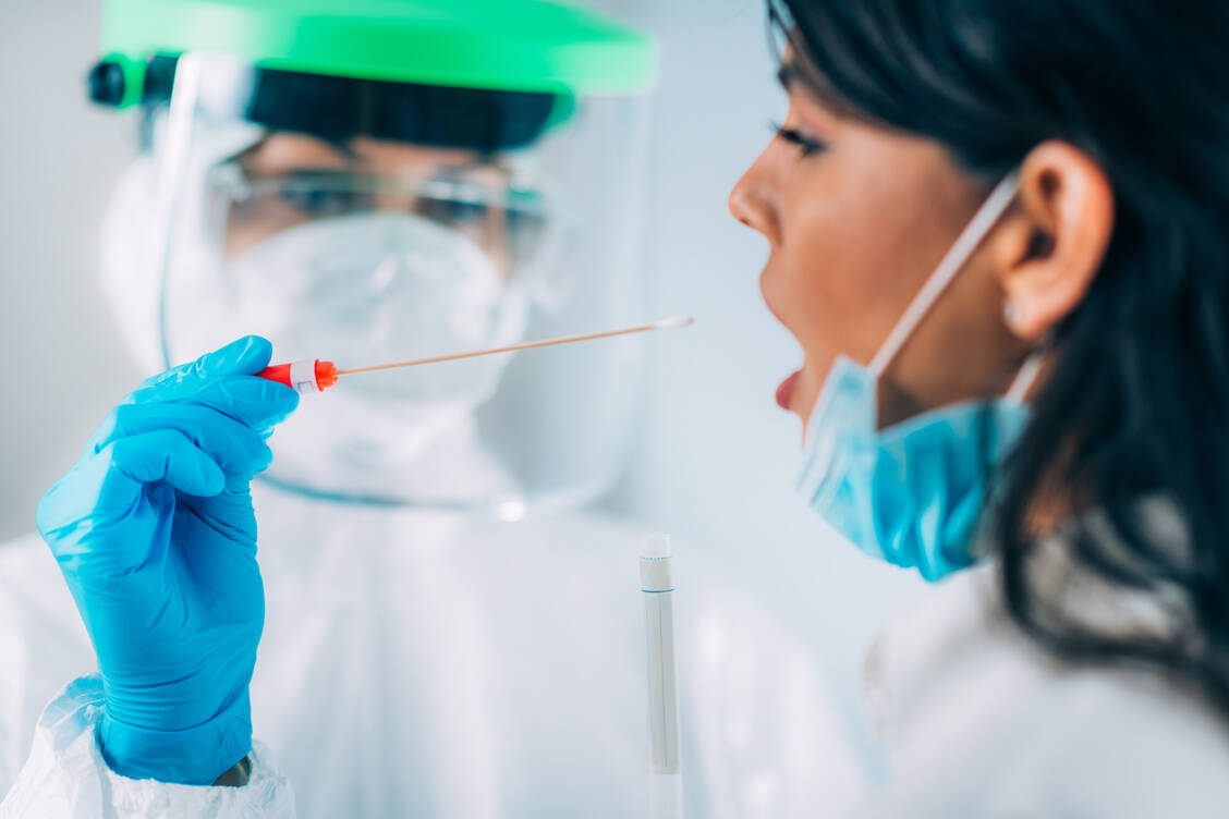 Seit einem Monat ist die neue Testverordnung in Kraft. Seitdem darf auch ohne Krankheitsanzeichen auf Kosten der Krankenkassen getestet werden, wenn Gesundheitsämter dies veranlassen. Das brachte Gewissheit über die Verbreitung des Coronavirus nach lokalen Ausbrüchen und half Infektionsketten zu unterbrechen.  / Foto: Adobe Stock/ microgen