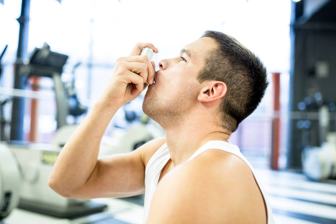 Keine Frage: Asthma-Patienten sollten nicht ohne ihren Inhalator zum Sport gehen. Für Nicht-Asthmatiker gilt die Anwendung jedoch als Doping. / Foto: Getty Images/Science Photo Library