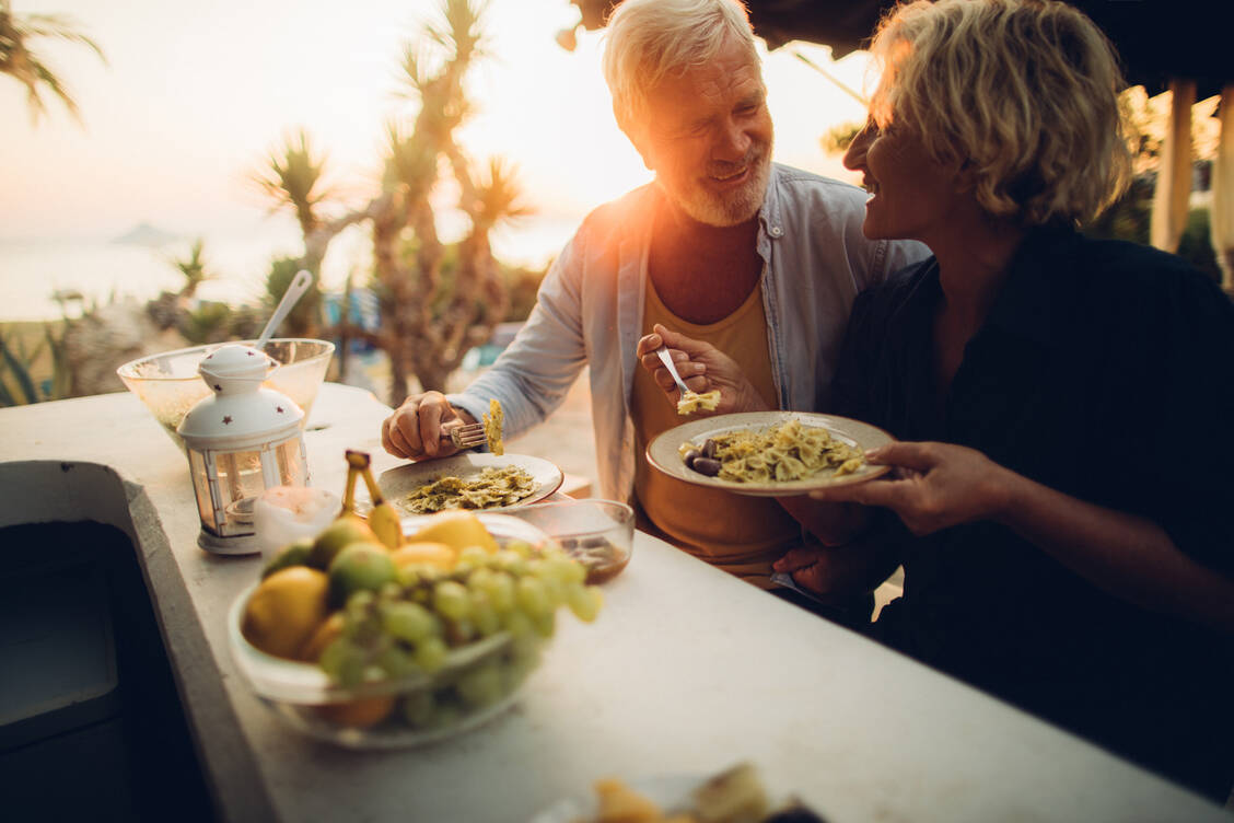 Eine mediterrane Ernährung mit viel Olivenöl, aber wenig Pasta ist auch gut für das Gehirn. / Foto: Getty Images/AleksandarNakic