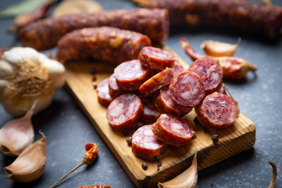 Rohwürste können Krankheitserreger wie Listerien enthalten.  / © Adobe Stock/Igor Dutina