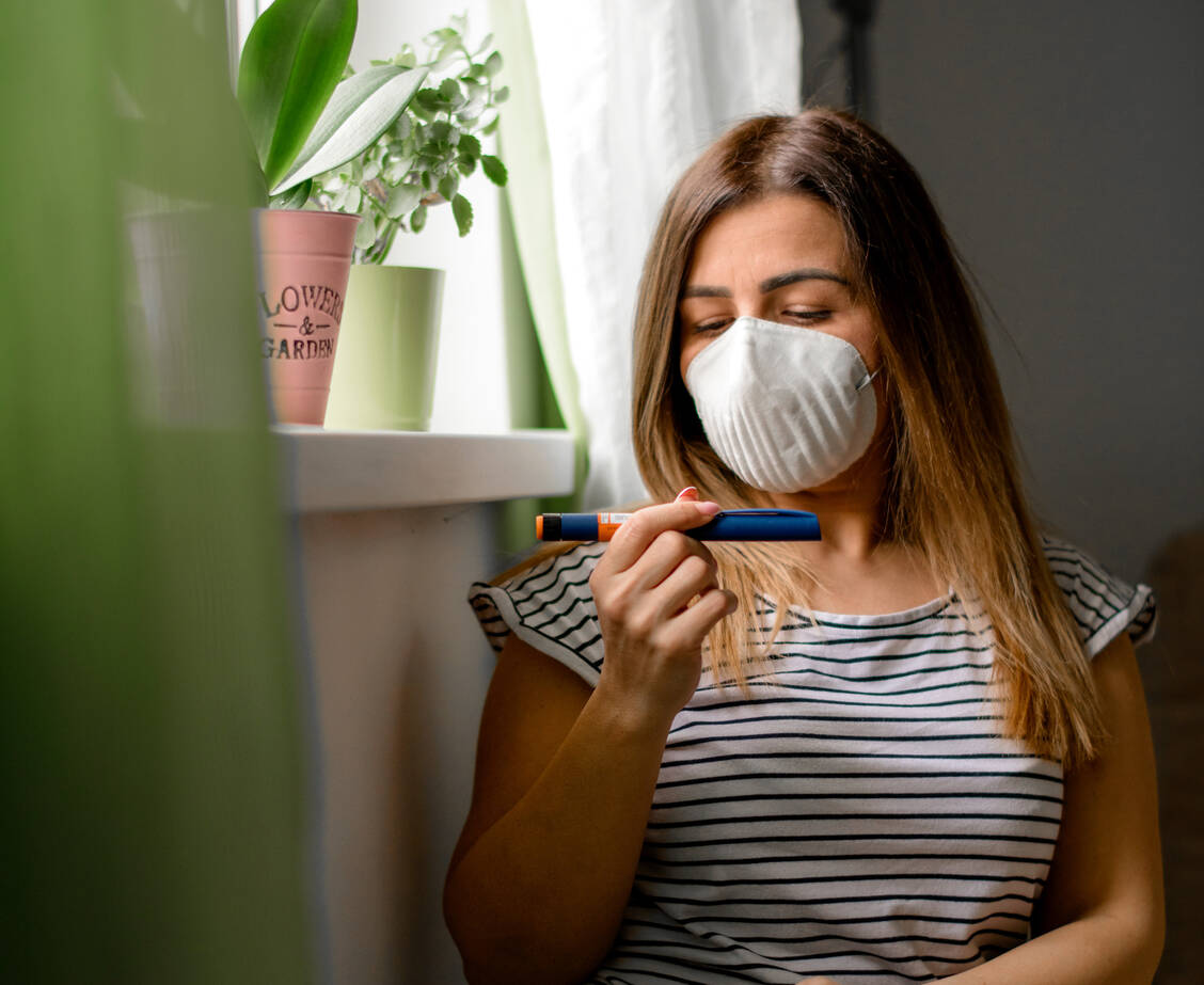 Auch Typ-1-Diabetiker sollten durch kostenlose FFP2-Masken besser vor Covid-19 geschützt werden, fordert die Deutsche Diabetes-Gesellschaft. / Foto: Getty Images/dmphoto