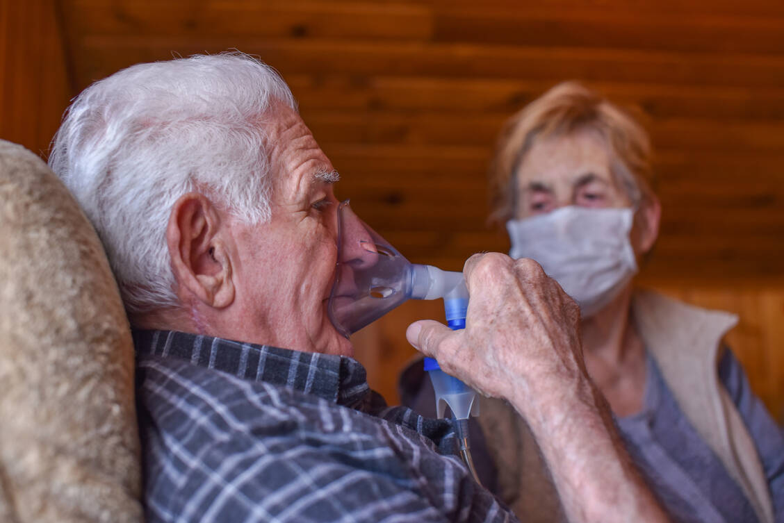 Seit Ende Oktober gab es deutlich mehr Krankmeldungen mit der Diagnose Covid-19. Bei den Über-50-Jährigen gingen die Zahlen um 44 Prozent nach oben. / Foto: Getty Images/Predrag Popovski