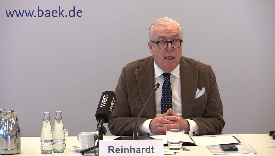BÄK-Präsident Klaus Reinhardt bei der Neujahrspressekonferenz.  / © BÄK/Screenshot