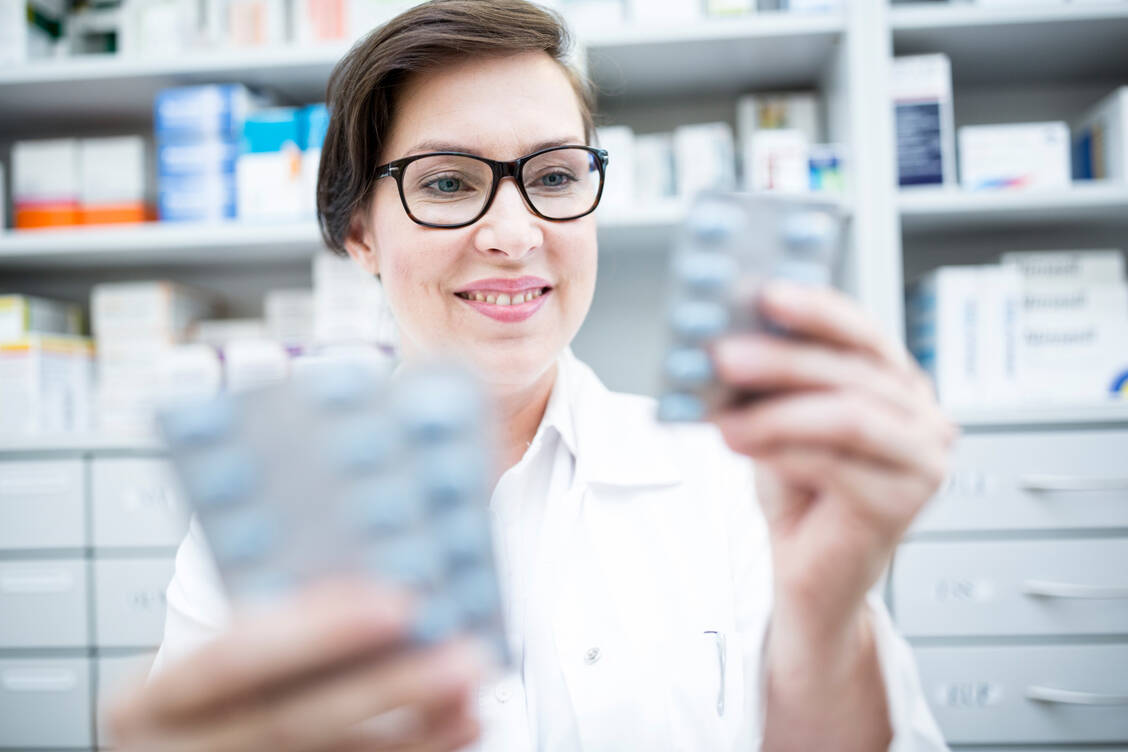 Apotheken kontrollieren täglich Fertigarzneimittel auf potenzielle Qualitätsmängel. / Foto: Getty Images/Westend61