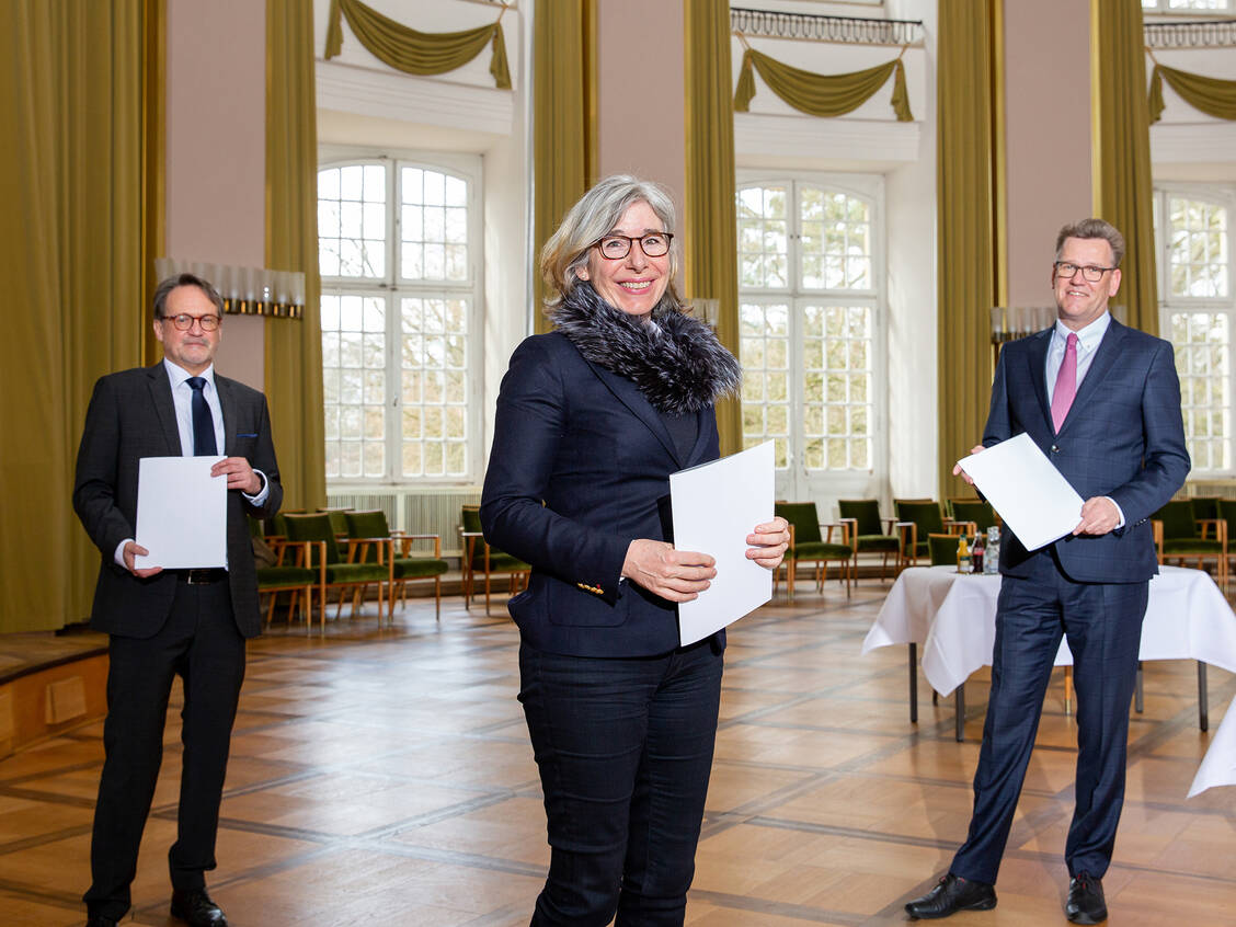 Die Präsidentin der Apothekerkammer Westfalen-Lippe, Gabriele Regina Overwiening, Uni-Rektor Professor Dr. Johannes Wessels (rechts) und der Dekan des Fachbereichs Chemie und Pharmazie, Professor Dr. Joachim Jose, unterzeichneten den Vertrag über die neue Stiftungsprofessur. / Foto: WWU/Peter Lessmann
