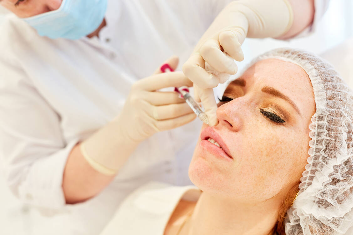 Minimalinvasive Maßnahmen wie Botox- und Hyaluronspritzen sollten von ärztlichem, geschulten Personal durchgeführt werden. / © Adobe Stock/Robert Kneschke