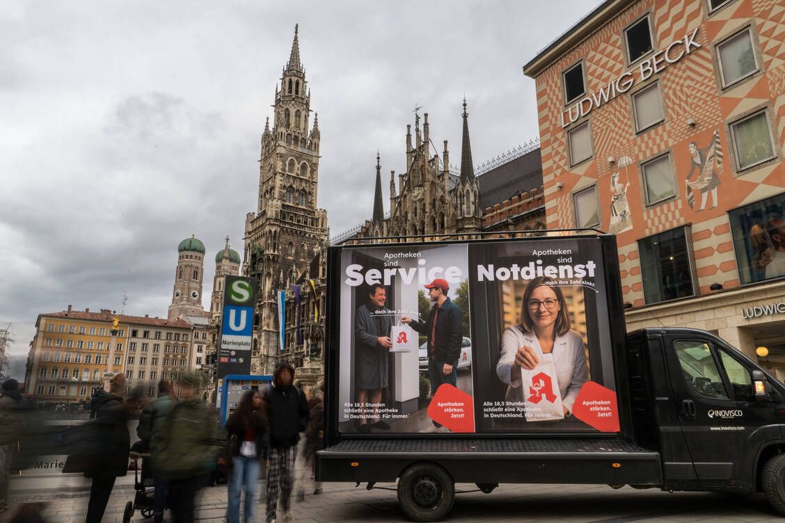 Jedes Motiv informiert darüber, dass mittlerweile alle 18,5 Stunden eine Apotheke in Deutschland für immer schließt.  / © Noweda