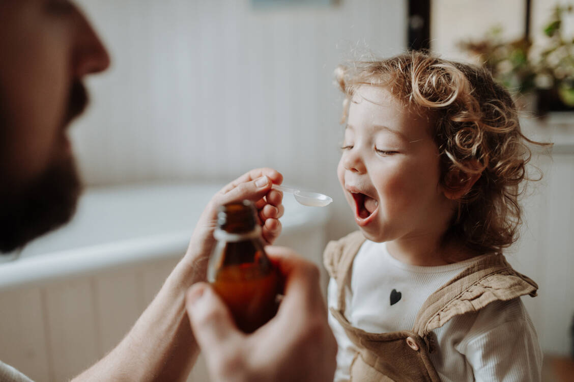 Das Bundesinstitut für Arzneimittel und Medizinprodukte hat im Frühjahr 2023 und im Sommer 2025 einen Mangel an antibiotikahaltigen Säften für Kinder festgestellt. / © Adobe Stock/Halfpoint