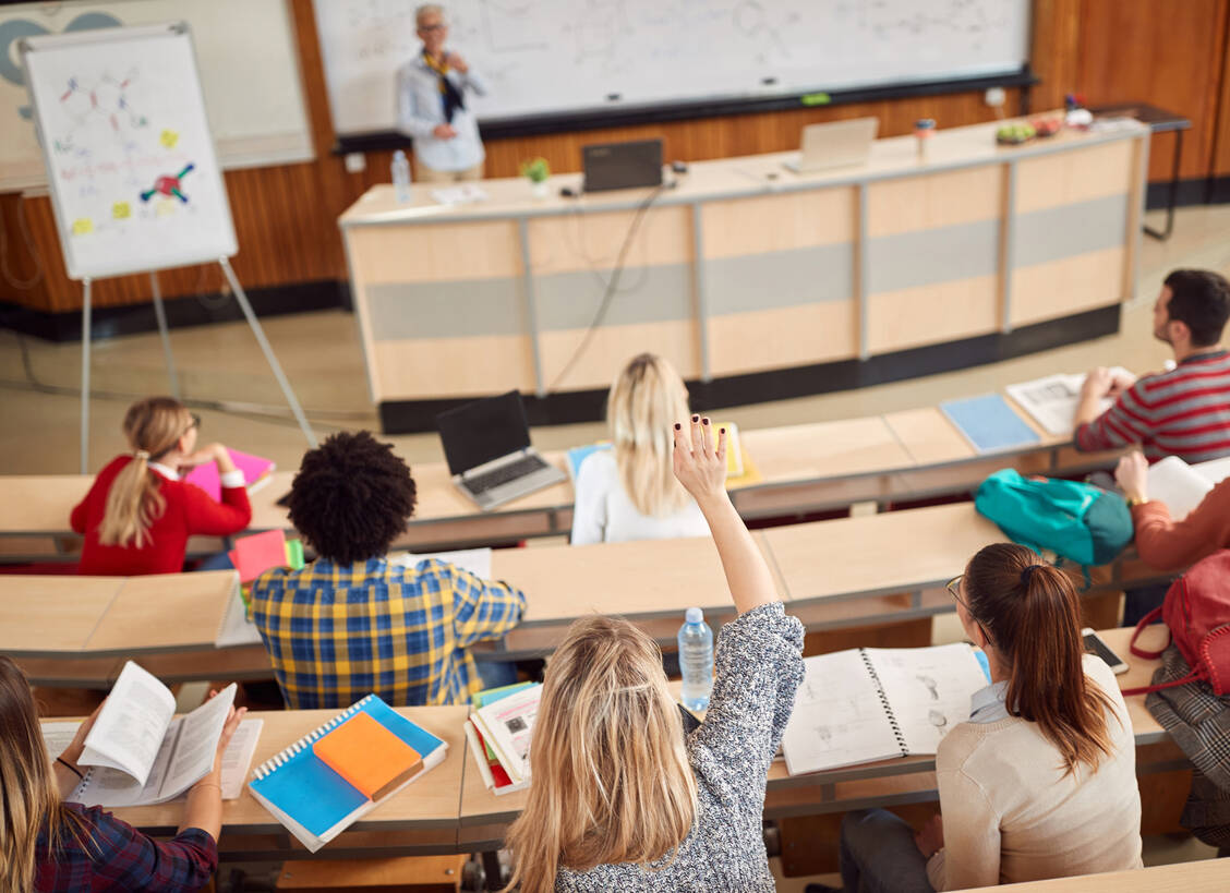 Studierende im Hauptstudium fühlen sich durch das Pharmaziestudium offenbar am besten auf die Tätigkeiten an der Universität sowie forschende Tätigkeiten in der pharmazeutischen Industrie vorbereitet. / Foto: Adobe Stock/LuckyBusiness