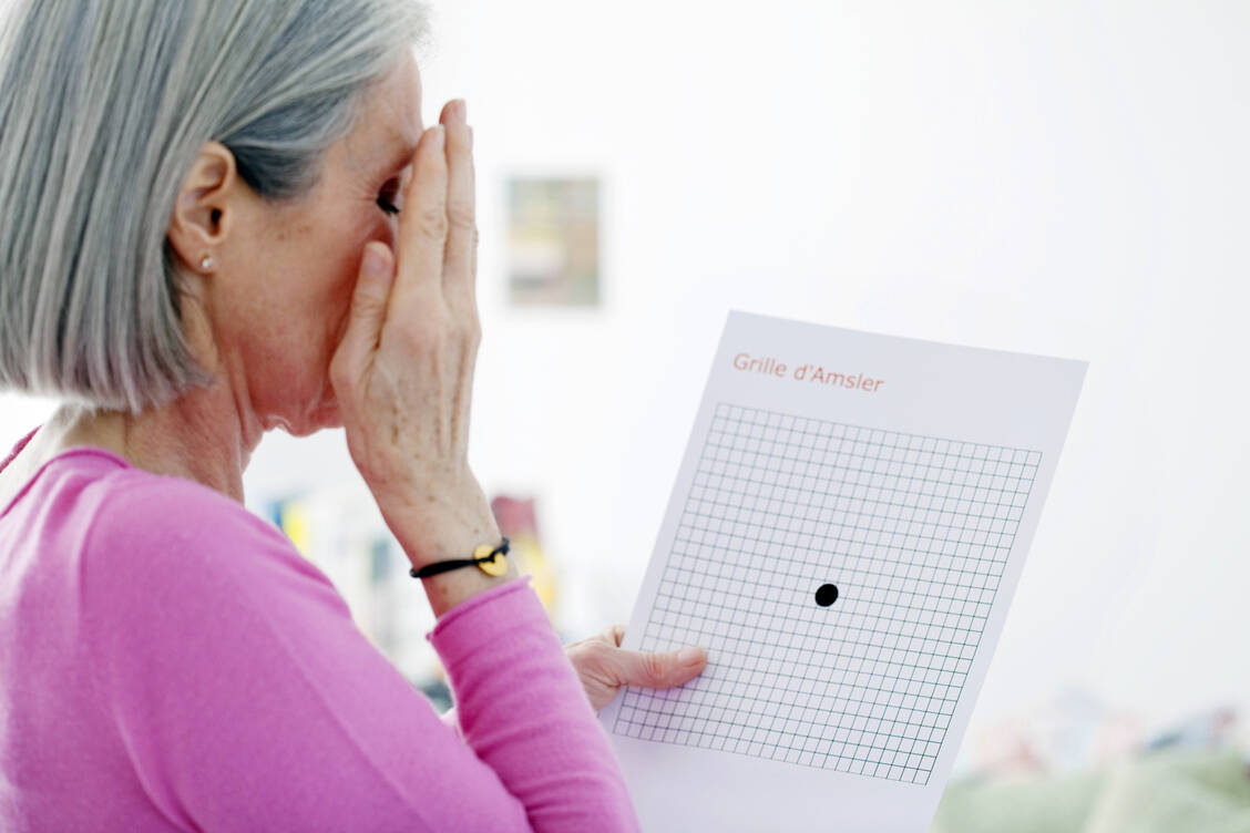 Der Selbsttest mit dem Amsler-Gitter ergänzt regelmäßige Kontrollen, ersetzt sie aber nicht. / Foto: Getty Images/BSIP