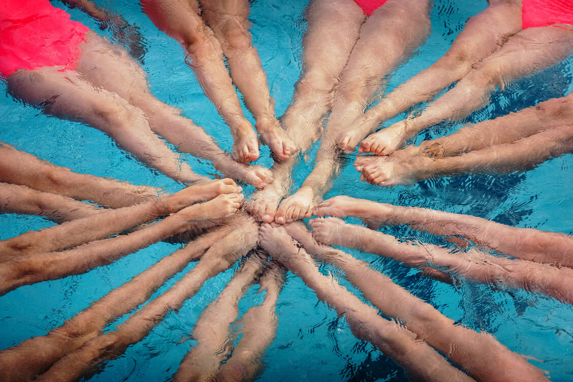 Ob Schwimmen, Wassergymnastik oder Aqua-Jogging — optimal für das Lymph- und Venensystem sind unter anderem alle Sportarten, bei denen die Beine unter Wasser bewegt werden. / Foto: Adobe Stock/Wigandt