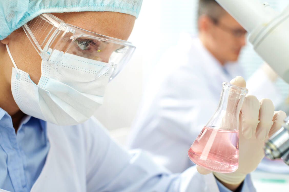 Für Orphan Drugs gelten Sonderregeln, um die Forschung anzukurbeln. In Zukunft möchte die Bundesregierung mehr über den Nutzen dieser Arzneimittel erfahren. / Foto: Shutterstock/Pressmaster
