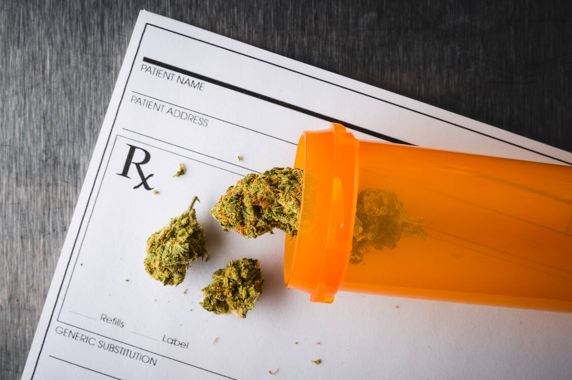 Seit 2017 können Ärztinnen und Ärzte in Deutschland medizinisches Cannabis auf Rezept verordnen.  / Foto: Adobe Stock/goodmanphoto