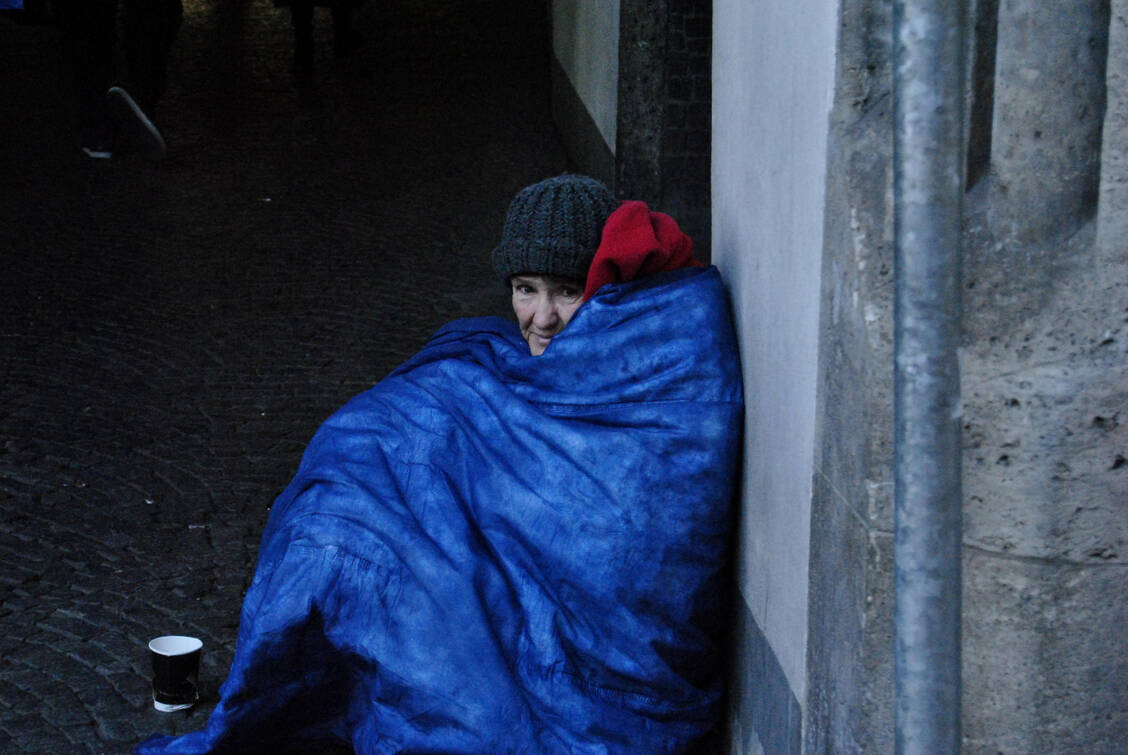 Wohnungslose Menschen leiden häufiger als die Allgemeinbevölkerung an somatischen und psychischen Erkrankungen. / Foto: Getty Images/Giorgia Cottone / EyeEm