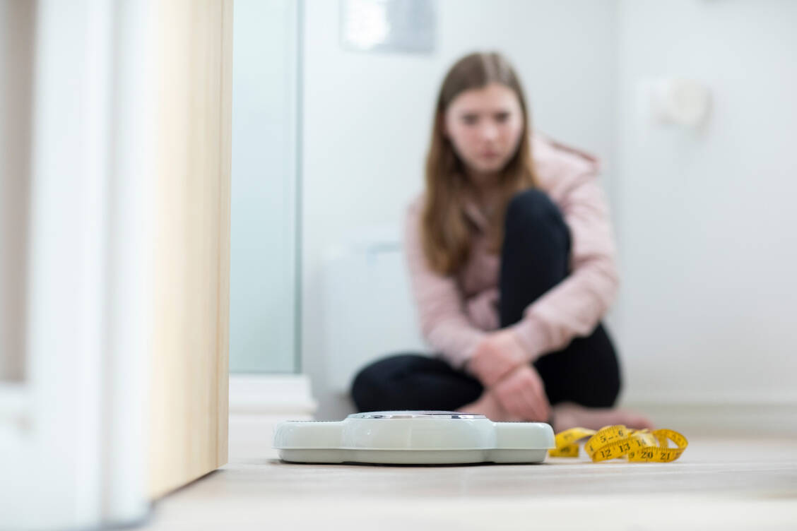 Besonders verbreitet sind Essstörungen bei jungen Mädchen. / © Getty Images/Daisy-Daisy
