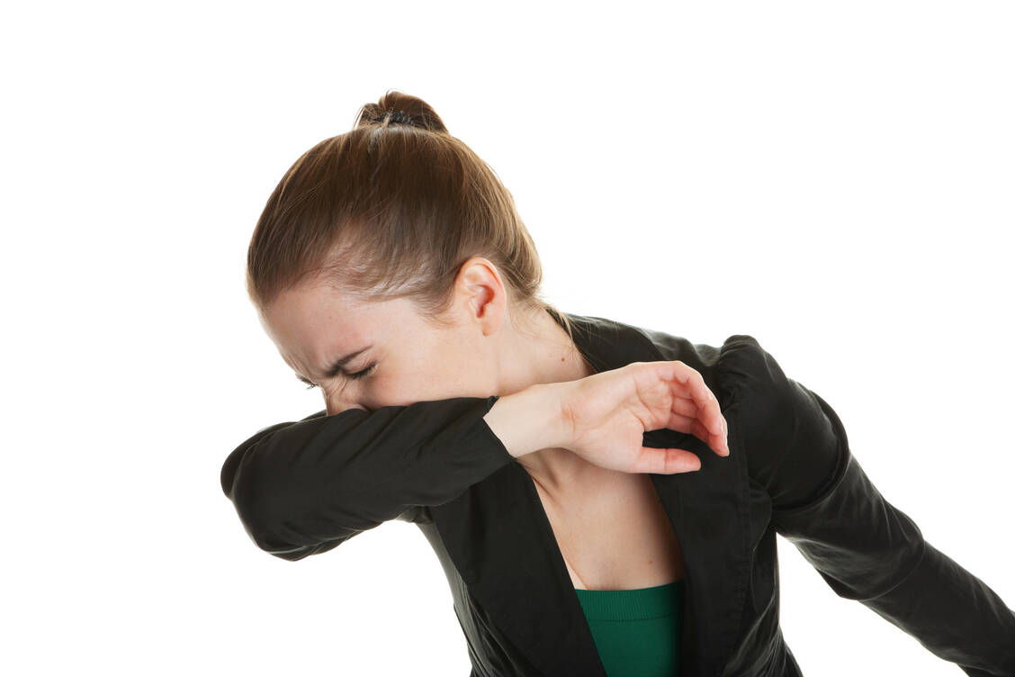 Apotheker sollten jeden Patienten darauf hinweisen: Nicht in die Hand husten oder niesen, sondern in ein Taschentuch oder die Armbeuge. / Foto: Fotolia/Brenda Carson