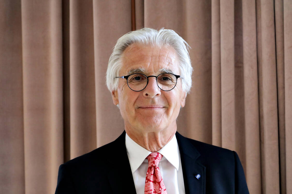 PZ-Chefredakteur Professor Dr. Theo Dingermann gab heute im Radio Auskunft über Ibuprofen und den möglichen Zusammenhang mit scheren Covid-19-Verläufen. / Foto: PZ/Alois Müller
