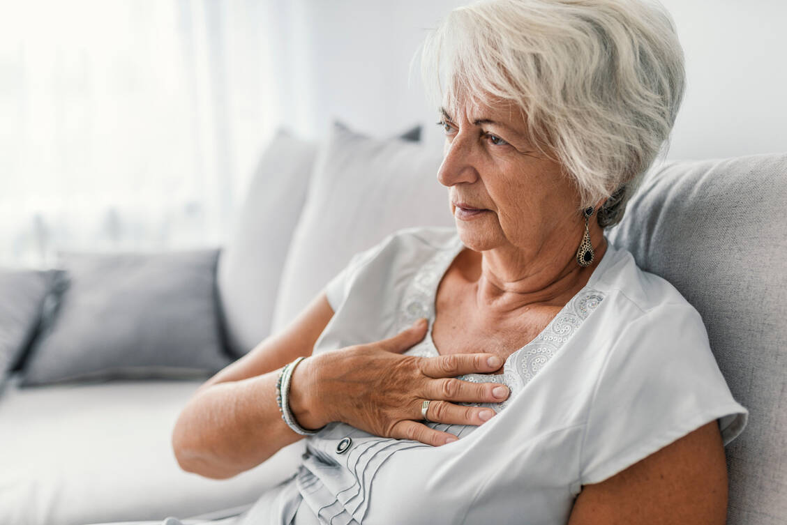 Patienten mit schweren Erkrankungen, egal ob akut wie bei einem Herzinfarkt oder chronisch wie bei Rheuma, sollten bei ernsthaften Beschwerden nicht auf den Arztbesuch verzichten. / Foto: Getty Images/dragana991