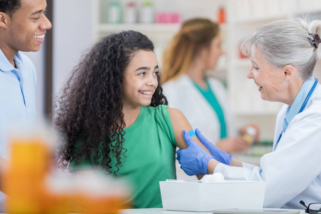 In manchen Ländern oder Regionen dürfen Apotheker auch Kinder impfen, zum Beispiel in der kanadischen Provinz Alberta. / Foto: Getty Images/SDI Productions