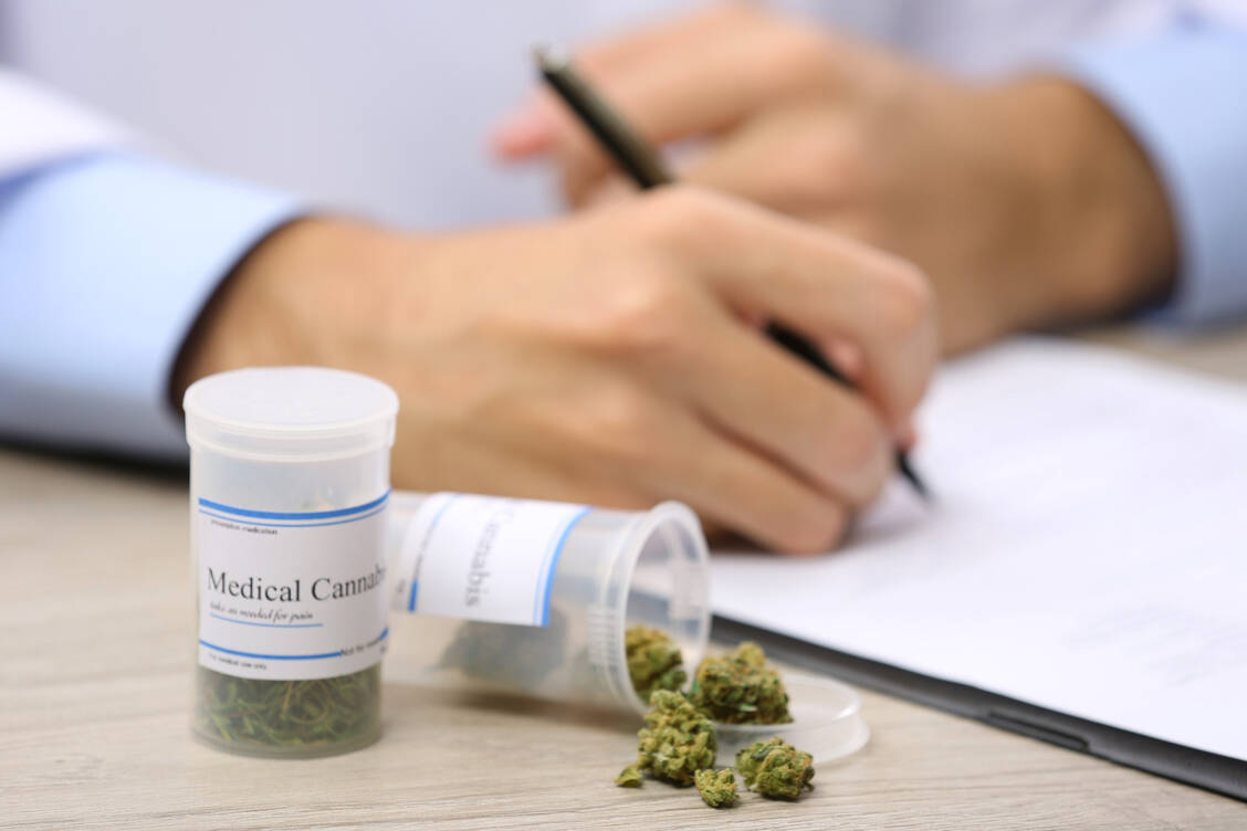 Medizinal-Cannabis ist aktuell kein Bestandteil der Therapie-Leitlinie zur Behandlung chronischer Schmerzen. Eine Aufnahme in die Leitlinie könnte eine flächendeckende Versorgung fördern. / Foto: Adobe Stock / Africa Studio